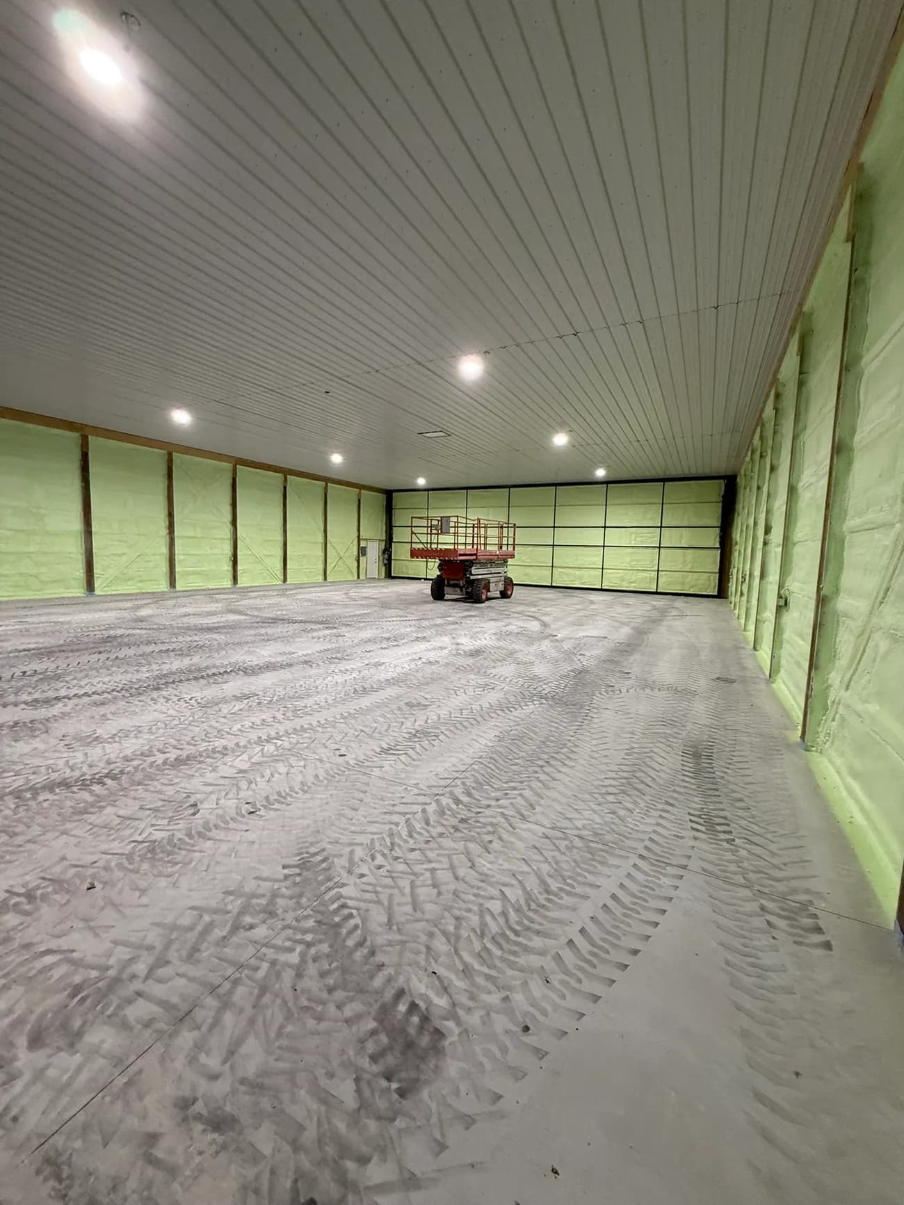 Pre-engineered metal building interior insulated with closed-cell spray foam